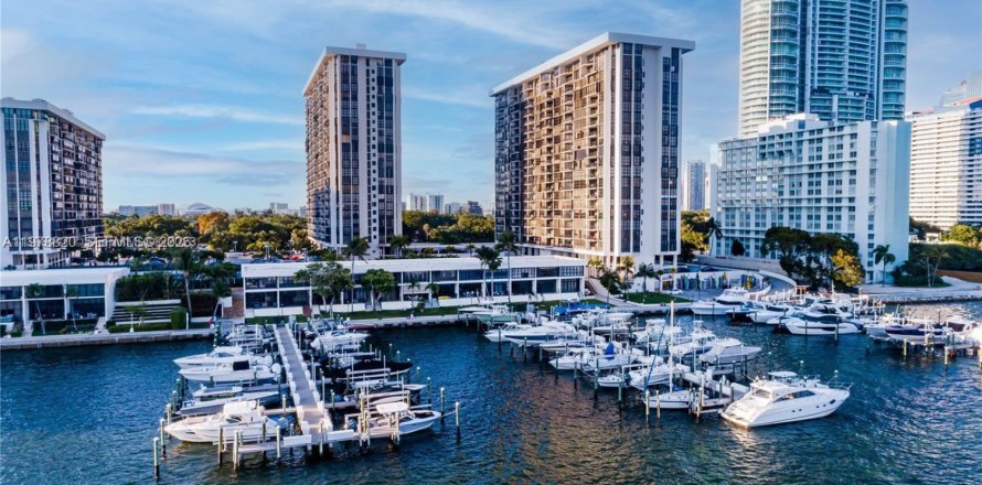 Кондоминиум с 1 спальней в Майами, Флорида № 2044545