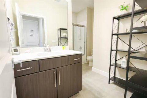 Townhouse in Davenport, Florida 4 bedrooms, 173.82 sq.m. № 2208391 - photo 17