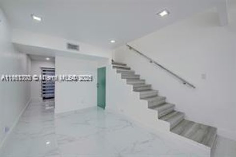 Adosado en venta en Miami, Florida, 4 dormitorios, 141.68 m2 № 1889438 - foto 4