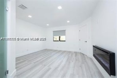 Adosado en venta en Miami, Florida, 4 dormitorios, 141.68 m2 № 1889438 - foto 16