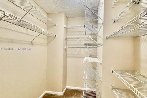 Condo in Hallandale Beach, Florida, 1 bedroom  № 2043382 - photo 9