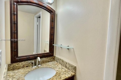 Condo in Hallandale Beach, Florida, 1 bedroom  № 2043382 - photo 7