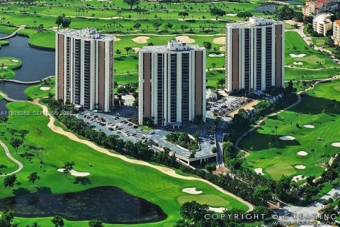 Condo in Hallandale Beach, Florida, 1 bedroom  № 2043382 - photo 2