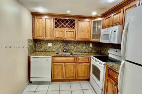 Condo in Hallandale Beach, Florida, 1 bedroom  № 2043382 - photo 10