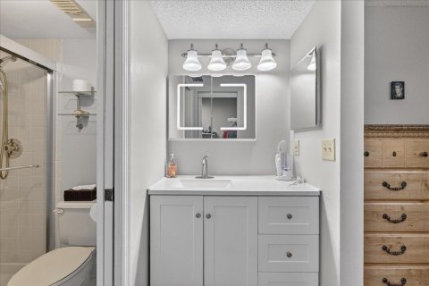 Condo in Lake Worth, Florida, 2 bedrooms № 2250548 - photo 16