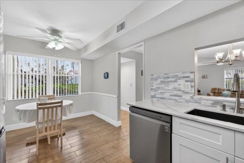 Condo in Lake Worth, Florida, 2 bedrooms № 2250548 - photo 12