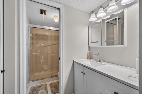 Condo in Lake Worth, Florida, 2 bedrooms № 2250548 - photo 17