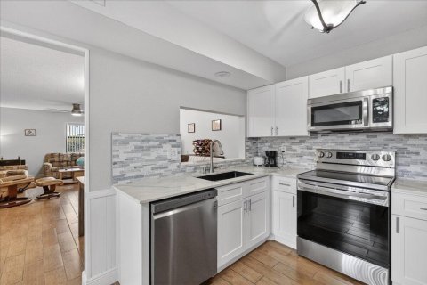 Condo in Lake Worth, Florida, 2 bedrooms № 2250548 - photo 9