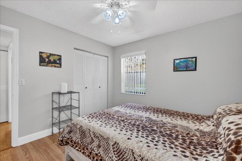 Condo in Lake Worth, Florida, 2 bedrooms № 2250548 - photo 24