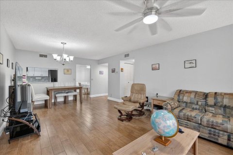Condo in Lake Worth, Florida, 2 bedrooms № 2250548 - photo 5