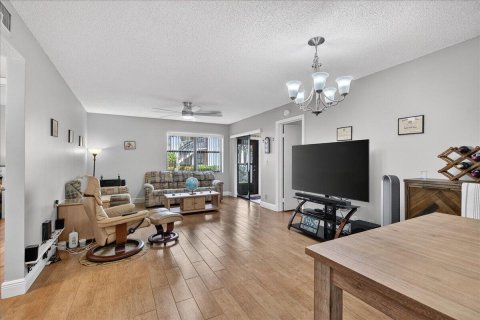 Condo in Lake Worth, Florida, 2 bedrooms № 2250548 - photo 2