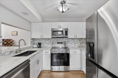 Condo in Lake Worth, Florida, 2 bedrooms № 2250548 - photo 8