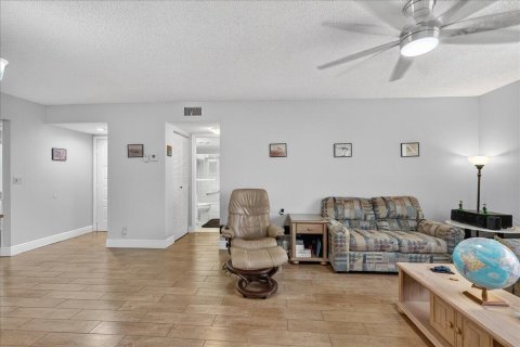 Condo in Lake Worth, Florida, 2 bedrooms № 2250548 - photo 4