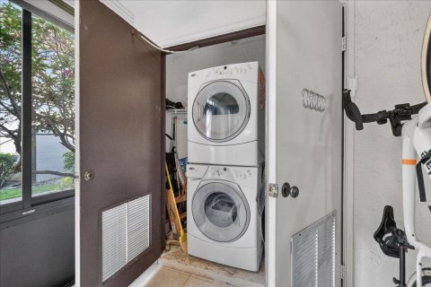 Condo in Lake Worth, Florida, 2 bedrooms № 2250548 - photo 22