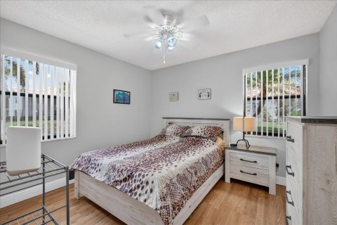 Condo in Lake Worth, Florida, 2 bedrooms № 2250548 - photo 23
