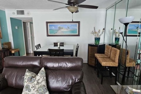 Condo in Hollywood, Florida, 1 bedroom  № 1989136 - photo 4