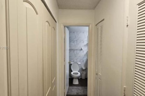 Condo in Hollywood, Florida, 1 bedroom  № 1989136 - photo 9