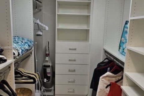 Condo in Hollywood, Florida, 1 bedroom  № 1989136 - photo 16