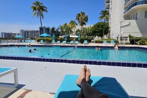 Condo in Hollywood, Florida, 1 bedroom  № 1989136 - photo 12