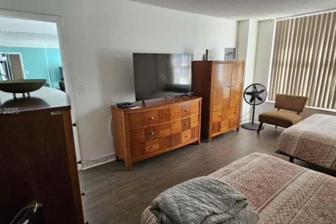 Condo in Hollywood, Florida, 1 bedroom  № 1989136 - photo 15