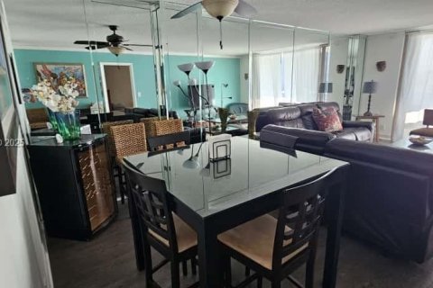 Condo in Hollywood, Florida, 1 bedroom  № 1989136 - photo 6