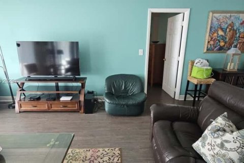 Condo in Hollywood, Florida, 1 bedroom  № 1989136 - photo 17