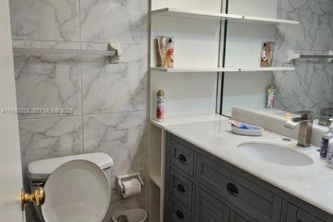 Condo in Hollywood, Florida, 1 bedroom  № 1989136 - photo 2
