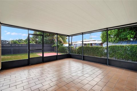 Villa ou maison à vendre à Miami, Floride: 2 chambres, 122.54 m2 № 1977414 - photo 27