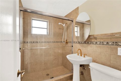 Villa ou maison à vendre à Miami, Floride: 2 chambres, 122.54 m2 № 1977414 - photo 18