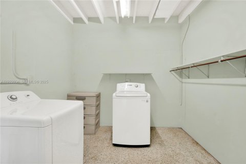 Villa ou maison à vendre à Miami, Floride: 2 chambres, 122.54 m2 № 1977414 - photo 25