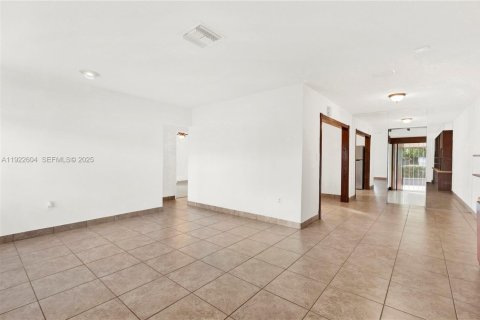 Villa ou maison à vendre à Miami, Floride: 2 chambres, 122.54 m2 № 1977414 - photo 10