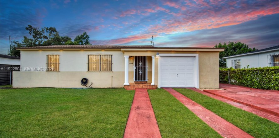 Villa ou maison à Miami, Floride 2 chambres, 122.54 m2 № 1977414