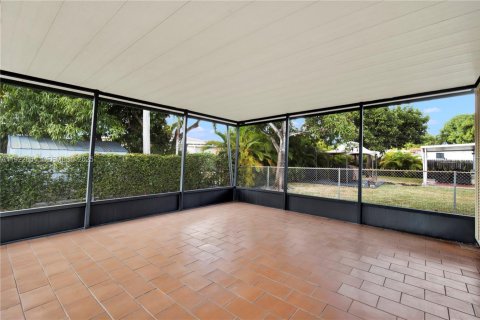 Villa ou maison à vendre à Miami, Floride: 2 chambres, 122.54 m2 № 1977414 - photo 26