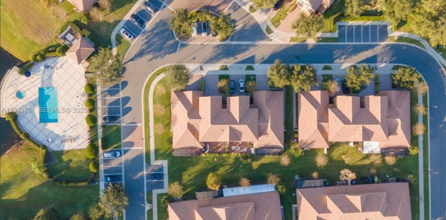 Дом в Орландо, Флорида 4 спальни № 2061821