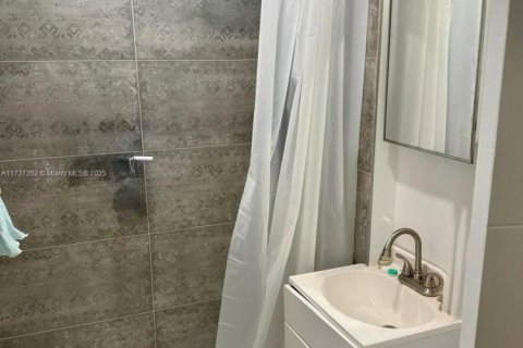 House in Pompano Beach, Florida 2 bedrooms, 63.82 sq.m. № 1860371 - photo 3