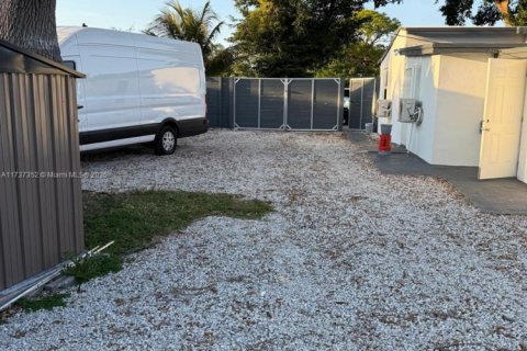 House in Pompano Beach, Florida 2 bedrooms, 63.82 sq.m. № 1860371 - photo 10