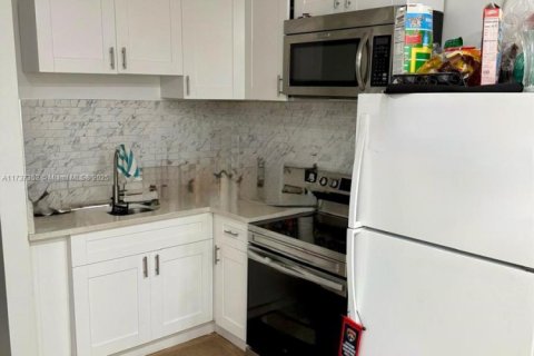House in Pompano Beach, Florida 2 bedrooms, 63.82 sq.m. № 1860371 - photo 4