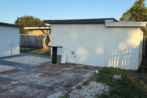 House in Pompano Beach, Florida 2 bedrooms, 63.82 sq.m. № 1860371 - photo 6