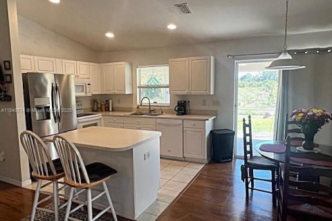House in Lehigh Acres, Florida 3 bedrooms № 1850457 - photo 8