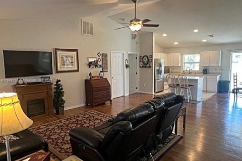 House in Lehigh Acres, Florida 3 bedrooms № 1850457 - photo 11