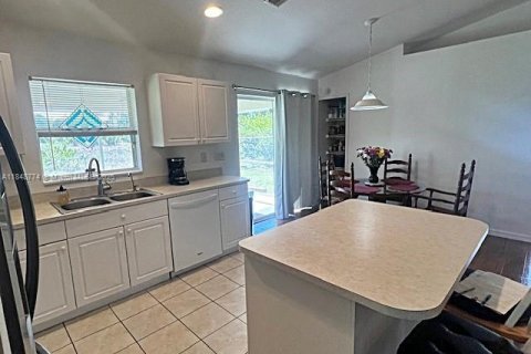 House in Lehigh Acres, Florida 3 bedrooms № 1850457 - photo 7