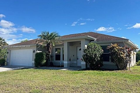 House in Lehigh Acres, Florida 3 bedrooms № 1850457 - photo 1