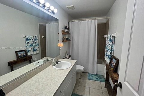 House in Lehigh Acres, Florida 3 bedrooms № 1850457 - photo 12