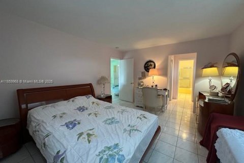 Condo in Miami, Florida, 1 bedroom № 1888356 - photo 10