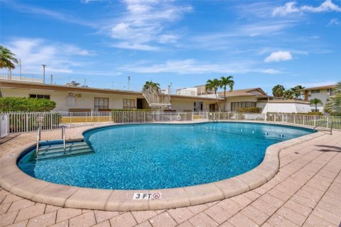 Condo in Miami, Florida, 1 bedroom № 1888356 - photo 1