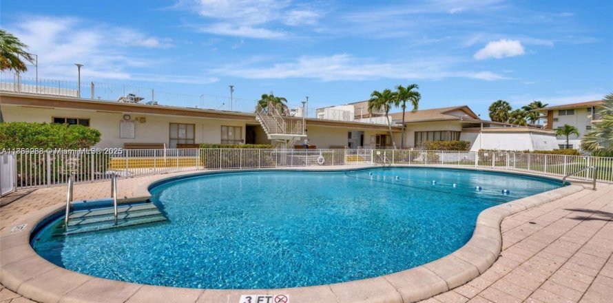 Condo in Miami, Florida, 2 bedrooms № 1888356