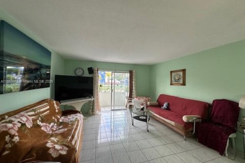 Condo in Miami, Florida, 1 bedroom № 1888356 - photo 3