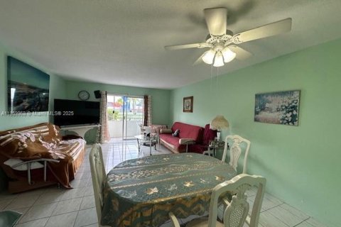 Condo in Miami, Florida, 1 bedroom № 1888356 - photo 2