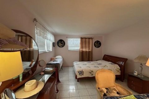Condo in Miami, Florida, 1 bedroom № 1888356 - photo 11