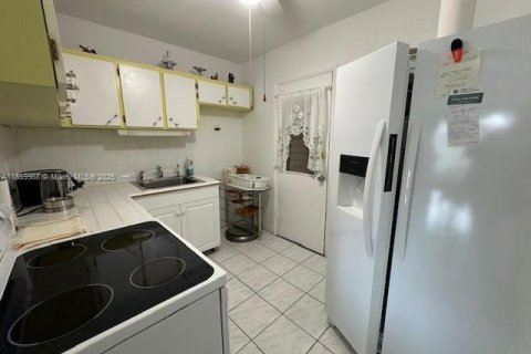 Condo in Miami, Florida, 1 bedroom № 1888356 - photo 7